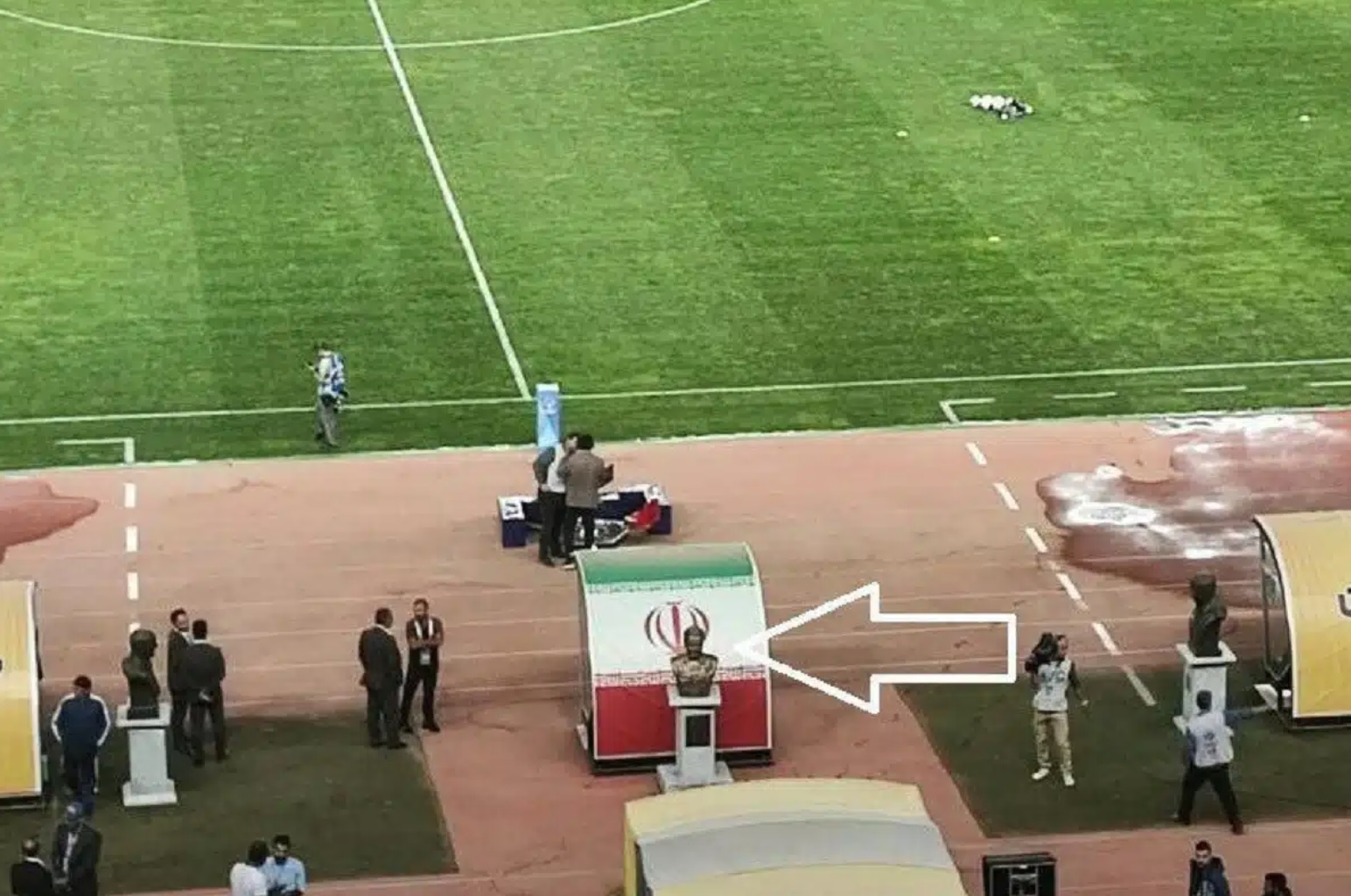 تندیس حاج قاسم در زمین بازی استادیوم نقش جهان اصفهان