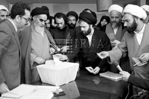 عکس دیده‌نشده از امام خمینی پای صندوق رأی