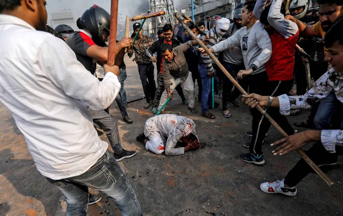 تصویری هولناک از ضرب و شتم مسلمان هندی توسط هندوها