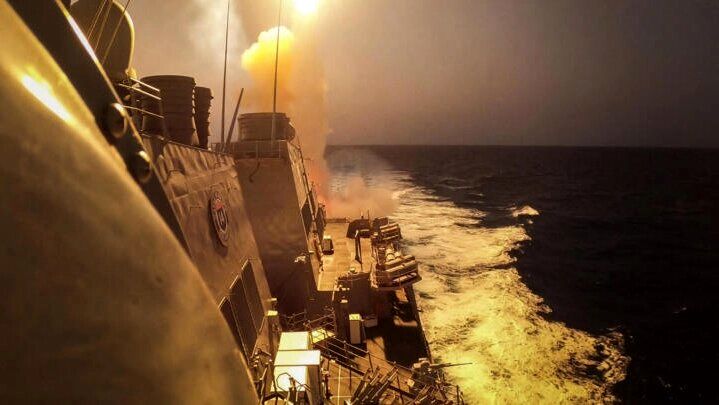 حمله به دو ناو آمریکایی با موشک‌های دریایی و پهپاد + جزئیات